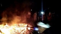 राजस्थान में यहां नंगे पांव जलते अंगारों पर चलते हैँ युवा, सालों से निभा रहे परंपरा, हैरान करने वाला VIDEO