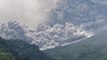 El volcán Merapi entra en erupción en Indonesia causando una columna de humo y cenizas
