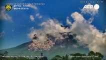 Volcán indonesio Merapi entra en erupción y cubre varios pueblos de ceniza