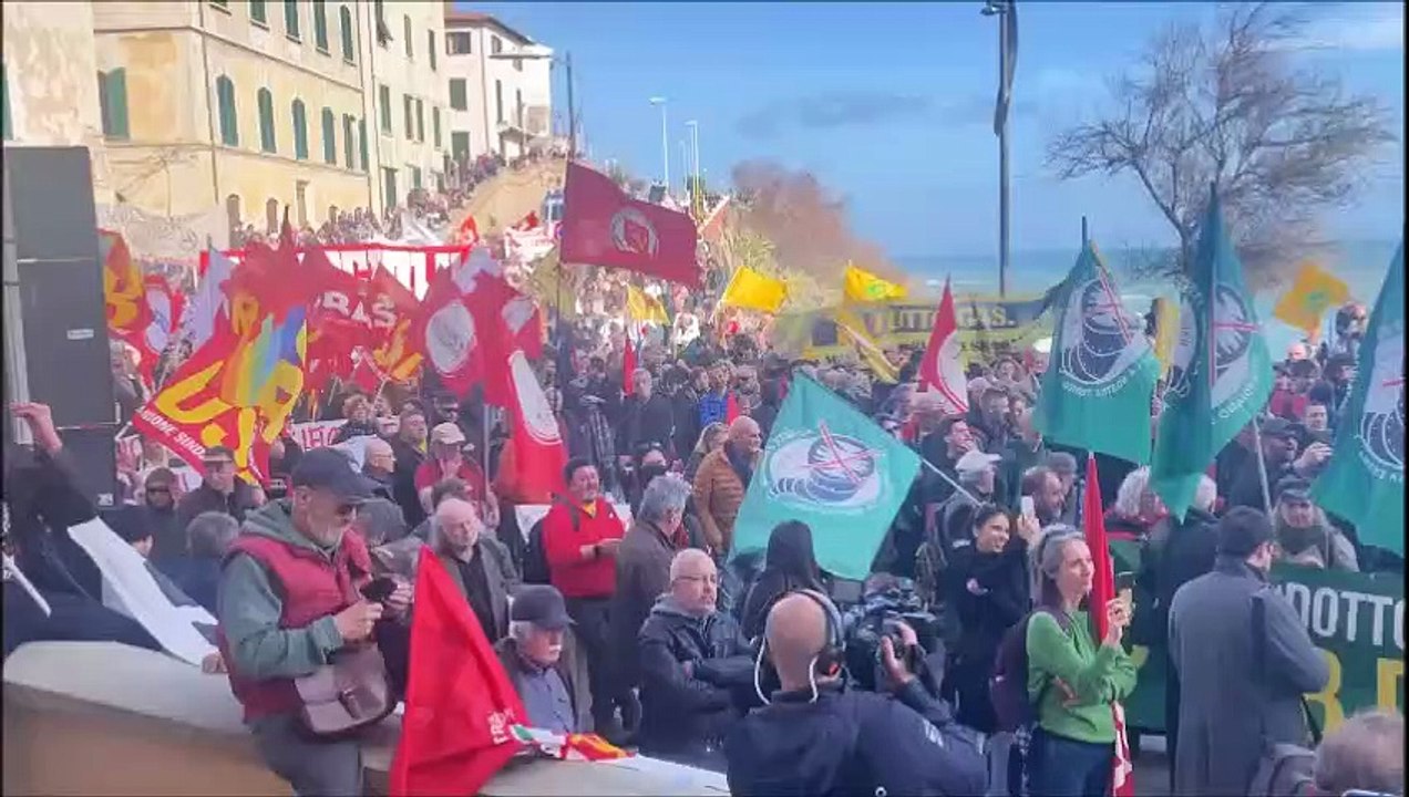Piombino, il sindaco contestato durante la manifestazione dei no rigassificatore