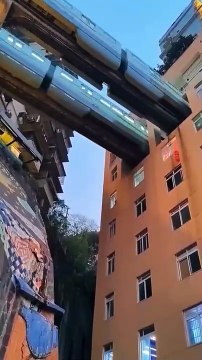 Des métros passent au travers de cet immeuble au Japon