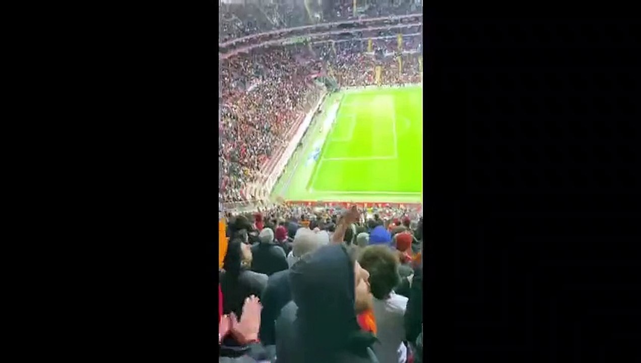 Fenerbahçe ve Beşiktaş tribünlerinden sonra Galatasaray taraftarı da tribünden seslendi: 20 sene oldu istifa!