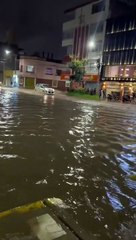 Joven carga a su novia en inundación por lluvias de Chiclayo