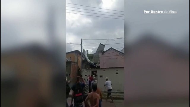 Avião cai, atinge casas e deixa duas pessoas feridas no bairro Jardim Montanhês, em BH