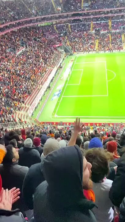 Galatasaray tribünleri 'istifa ulan' sloganlarıyla inledi