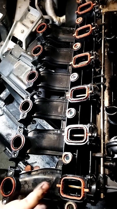 Installing back the intake manifold to a BMW X5 E70 with M57 diesel  twinturbo engine
