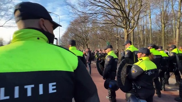 WATCH: Police use water cannon to end climate activists’ protest Hague