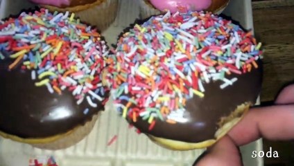 Trying Woolworths Iced Cupcakes