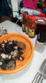 ostiones almejas chocolatas y patas de mula marisco fresco recien pescado mukbang comida alimento con salsa y limon