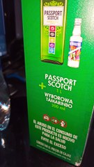 unboxing caja de botella de whisky y me regalan una botellita de vodka sabor tamarindo