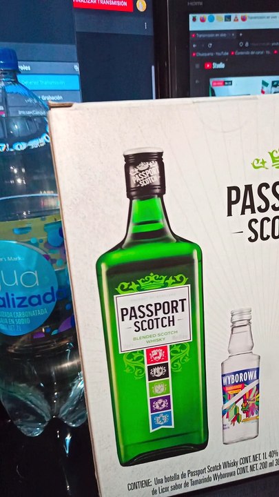 unboxing caja de whisky passport scotch me regalan una botella de vodka wyborowa sabor tamarindo
