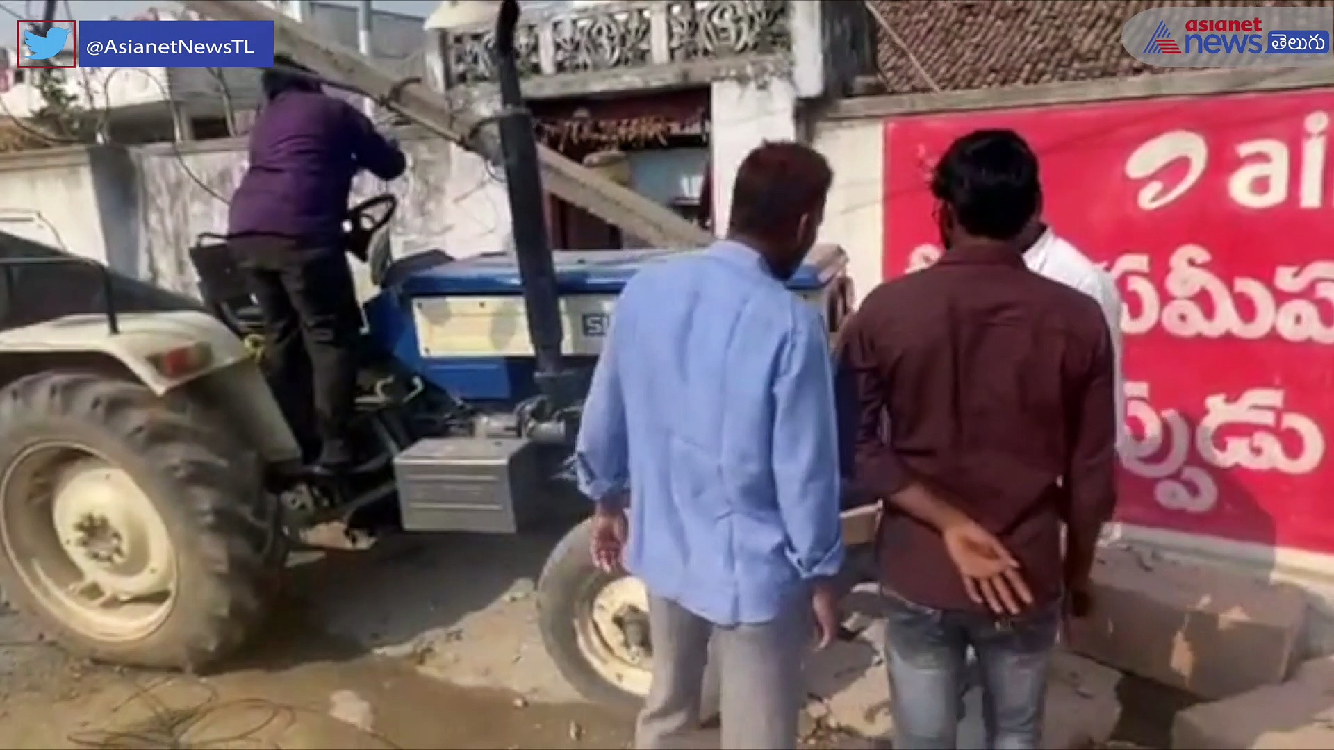 ఊరి మధ్యలో తెగిపడ్డ హైవోల్టేజ్ తీగలు...  జగిత్యాలలో తప్పిన పెను ప్రమాదం 