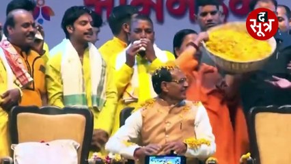 नई आबकारी नीति से खुश हुईं उमा भारती, टोकरी भर कर सीएम शिवराज पर उड़ेले फूल