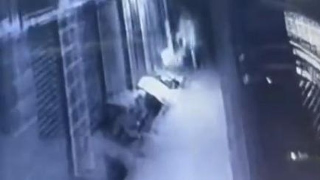 हापुड़: कॉस्मेटिक की दुकान में लगी भीषण आग, तीसरी आंख में फंसा आरोपी