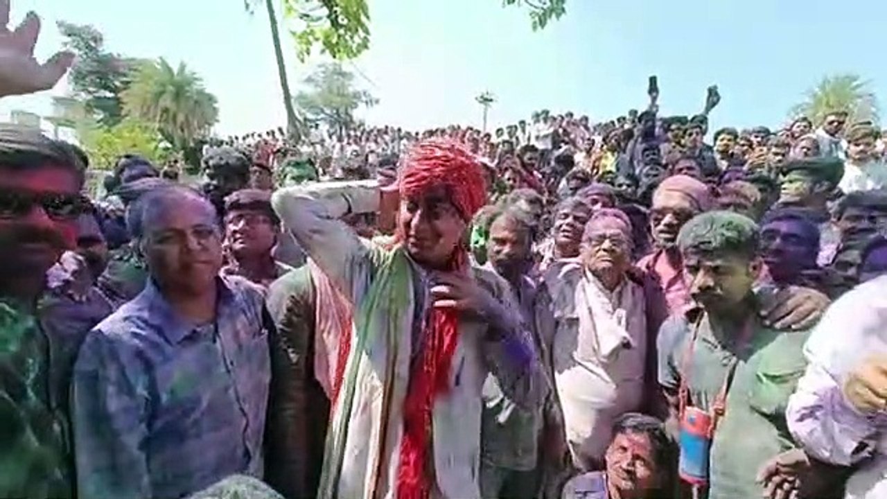 राघौगढ़ किले पर होली का हल्ला... लोकगीत और बधाइयों के बीच हर कोई रंग में सराबोर