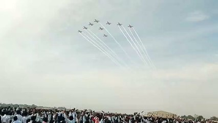 वायुसेना के हैरत अंगेज करतब देख रोमांचित हुए दर्शक