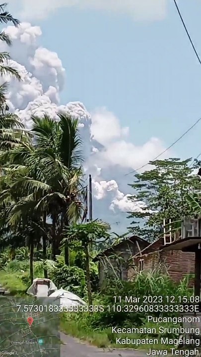 Erupsi gunung merapi Yogyakarta, Indonesia.