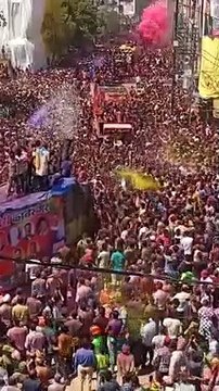 रंगों से सराबोर इंदौर का राजबाड़ा, रंगपंचमी में उड़ती मिसाल, लाखों की उपस्थिति में निकली गेर।