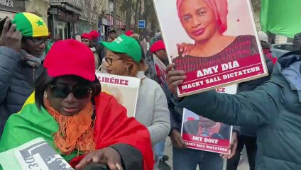 À Paris, des membres de la diaspora sénégalaise manifestent contre la "dictature de Macky Sall"