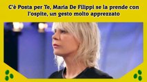 C’è Posta per Te, Maria De Filippi se la prende con l’ospite, un gesto molto apprezzato