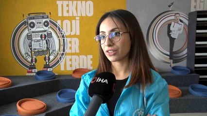 Dünya Şampiyonu depremzede Yıldız, afetzedelere yardım ediyor