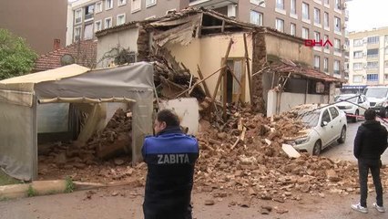 İZMİR'DE METRUK BİNA ÇÖKTÜ; PARKA HALİNDEKİ OTOMOBİL HASAR GÖRDÜ