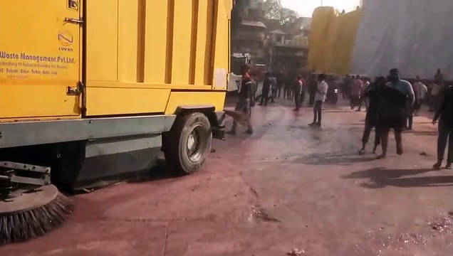 इसलिए सफाई में नंबर वन हैै इंदौर। रंगपंचमी की गेर में खूब उड़े रंग, गेर खत्म और सड़कों की सफाई शुरू।