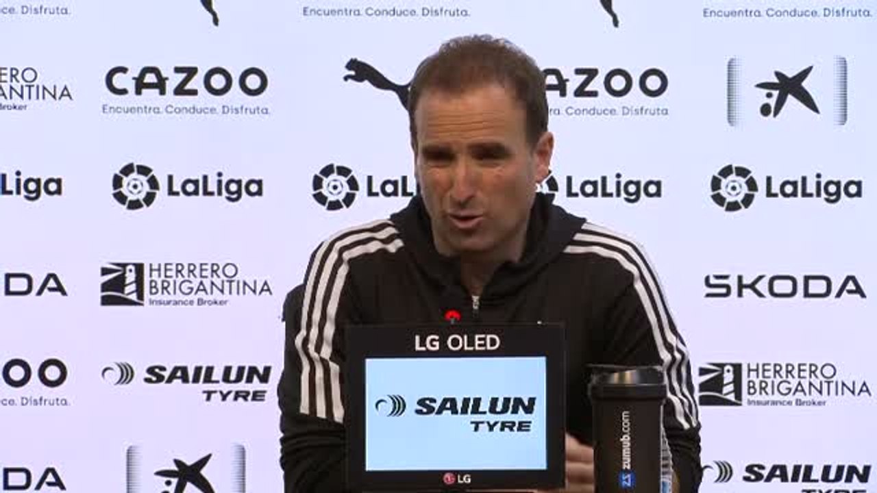 El entrenador del Osasuna reconoce haber hecho "un partido flojo" y el del Valencia "hacer muchas cosas bien"