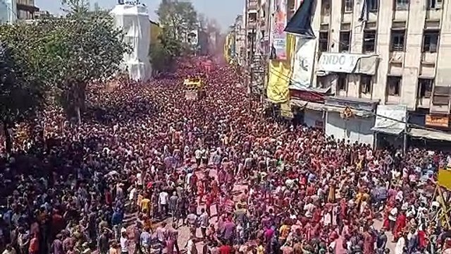 रंगों से पटा आसमान