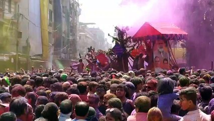 Video: सैकड़ों फीट तक कैसे उड़े रंग-गुलाल, लोग हो गया आश्चर्य चकित