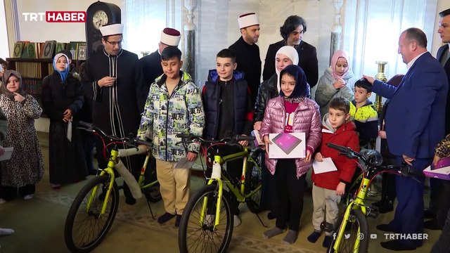 Üsküp'te namaz programına katılan çocuklar hediyelerle sevindirildi