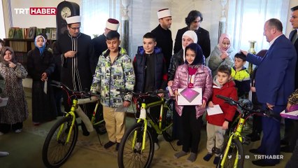 Üsküp'te namaz programına katılan çocuklar hediyelerle sevindirildi