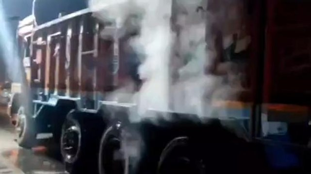 আউশগ্রাম: জাতীয় সড়কে লরিতে ভয়াবহ আগুন, আতঙ্ক এলাকায়