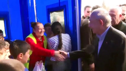 Kılıçdaroğlu depremzede çocukla fotoğraf çekildi: Havamız olsun