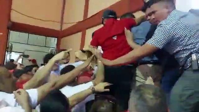 Diputado de Libre Ramón Barrios, a punto de ser linchado por sus propios correligionarios en Cortés