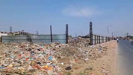 नोटिस दें या हर्जाना लगाएं..हम नहीं सुधरेंगे, कूड़ा सड़क पर ही डालेंगे..देखें वीडियो