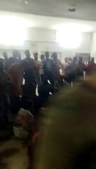 बिजली कंपनी के जोनल कार्यालय पर प्रदर्शन करते एमआइसी सदस्य बबलू शर्मा