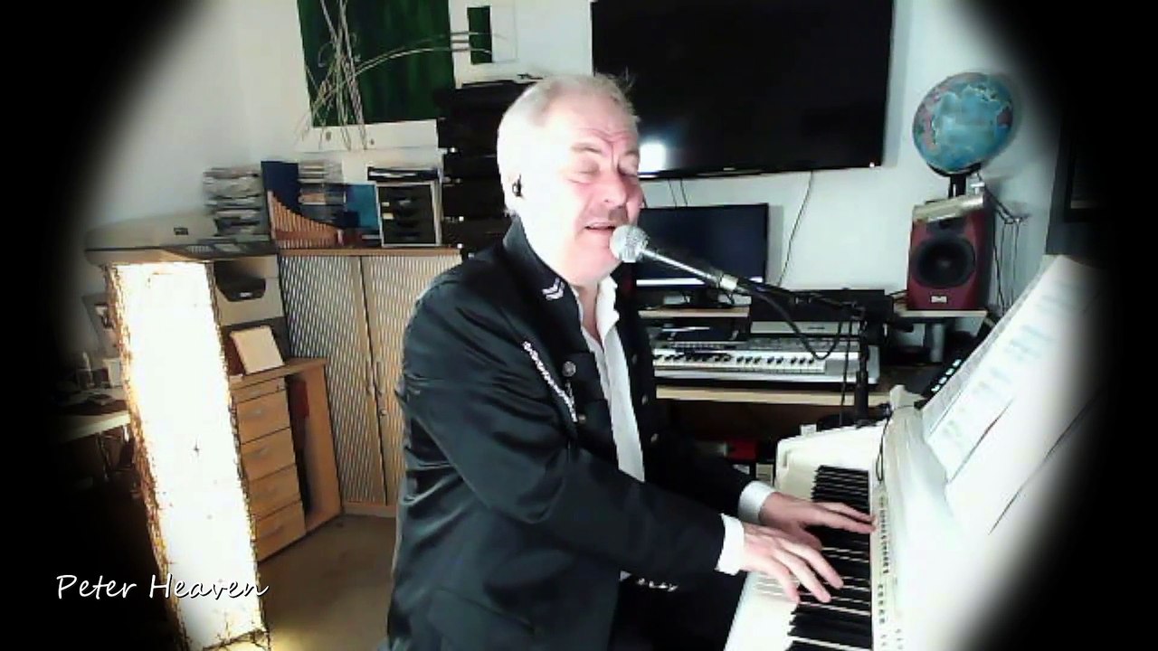 Sänger In Ketten - Peter Heaven (Bandleader / Komponist Blue Light Orchestra) singt live am Klavier