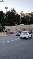 Cet idiot retourne sa voiture électrique dans le virage