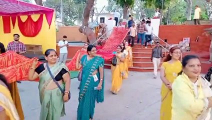 मां को ओढाई 101 फीट लम्बी चुनर, उतारी आरती