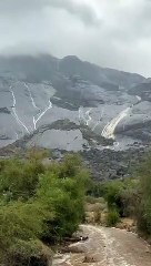 بالفيديو .. هطول الغزيرة تعزل وتشل حركة السير بأجزاء من "خاط المجاردة"