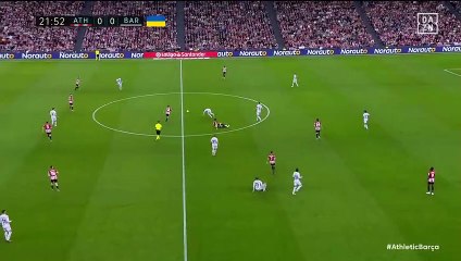 Gavi roba un balón con la cabeza