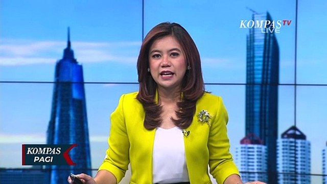 Petugas Damkar Evakuasi Ular Sanca 4 Meter dari Kolong Tangga Rumah Warga di Muara Baru