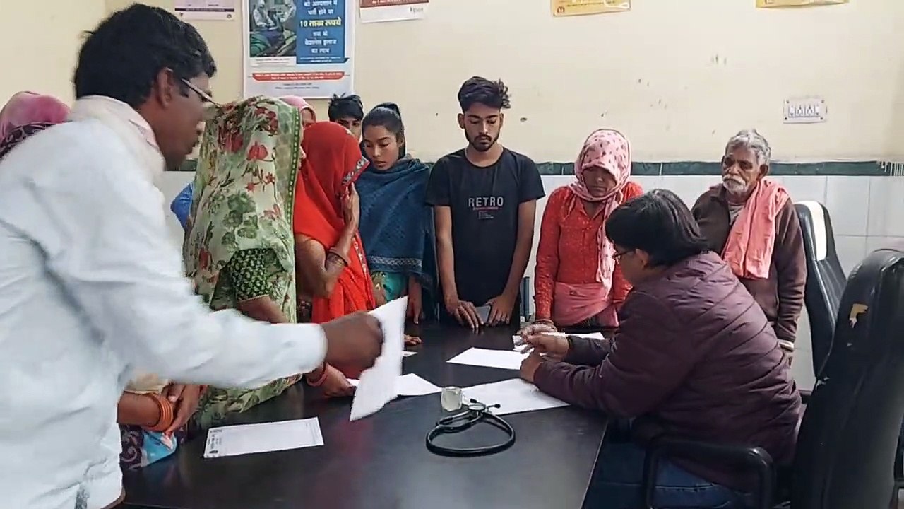 बैड पर गिरा प्लास्टर, बाल बाल बचे मरीज और चिकित्सक