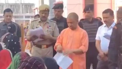 जनता दरबार लगा सीएम योगी ने सुना सैकड़ों फरियादियों की समस्याएं, जिम्मेदारों को दिए निर्देश