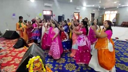 फाल्गुन में उड़े रे गुलाल कहियो नंदरानी से..