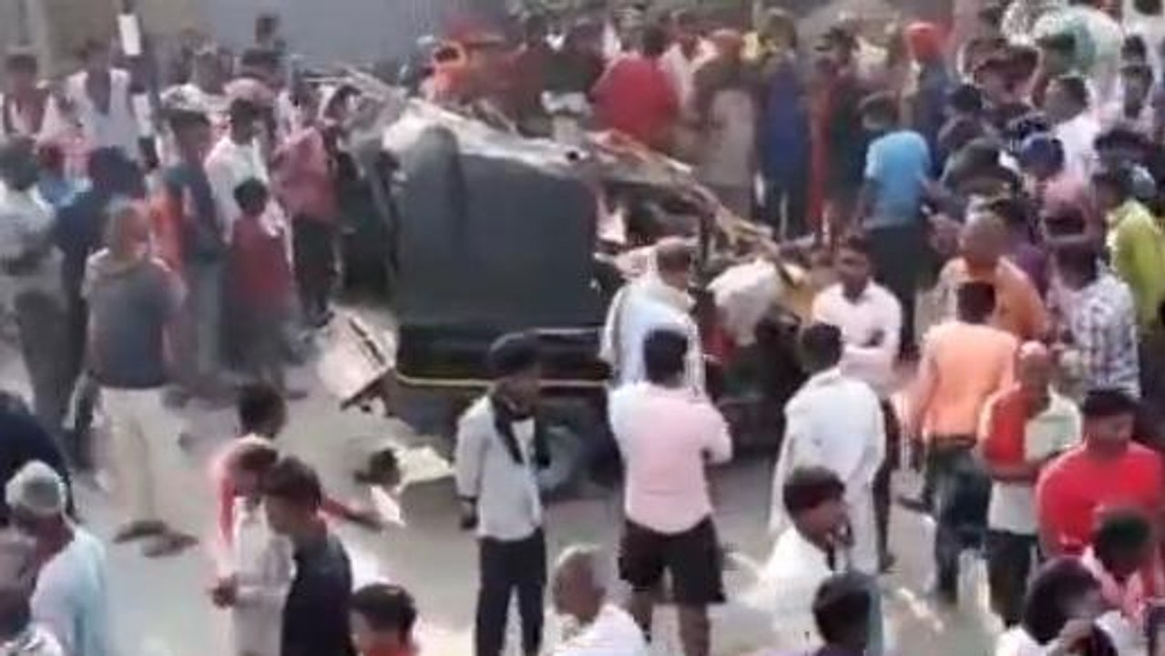भीषण हादसा: ट्रक-ऑटो की टक्कर में 5 लोगों की मौत, सड़क पर बिछी लाशें