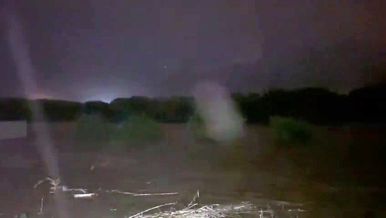 Vecinos alarmados por el desborde del río Moche.