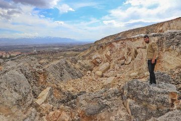 GEYİKTEPESİ'NDE DEPREMDE DEV YARIK VE ÇATLAKLAR OLUŞTU
