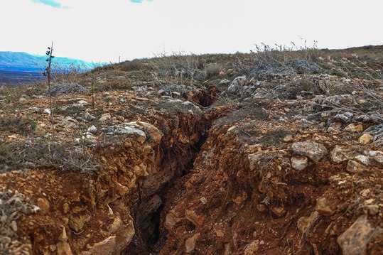 Geyiktepesi’nde depremde dev yarık ve çatlaklar oluştu